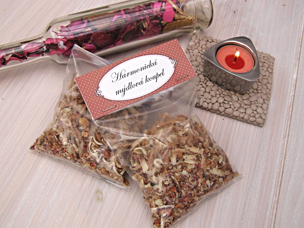 Harmonická mýdlová koupel s růžovými plátky