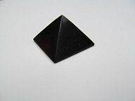 Šungitová pyramida leštěná 5 x 5 cm