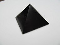 Šungitová pyramida leštěná 6 x 6 cm
